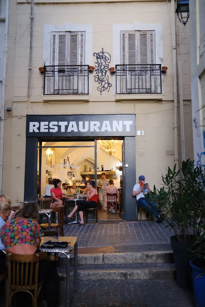La devanture et la terrasse du Saint Esprit le soir